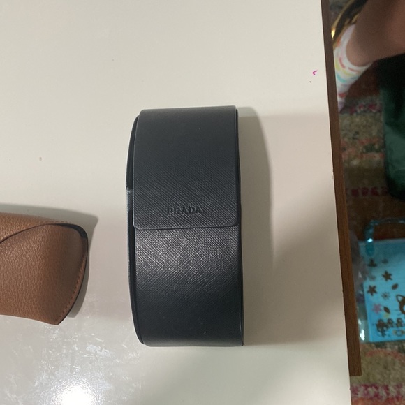 2 tops - 1 dress - 1 wallet - 3 glasses case - Picture 6 of 7